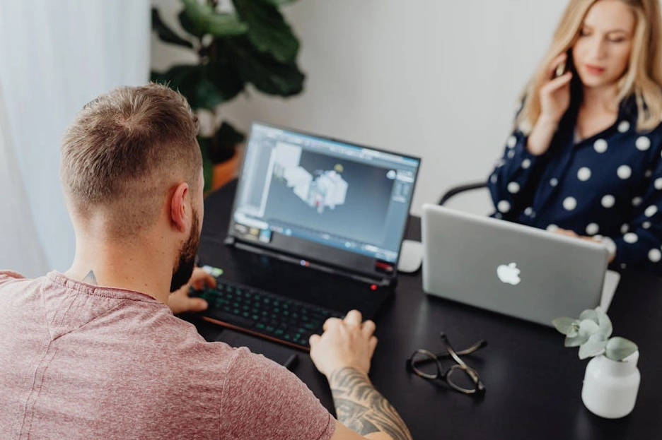 Equipo de ingenieros colaborando en un espacio de trabajo moderno y luminoso